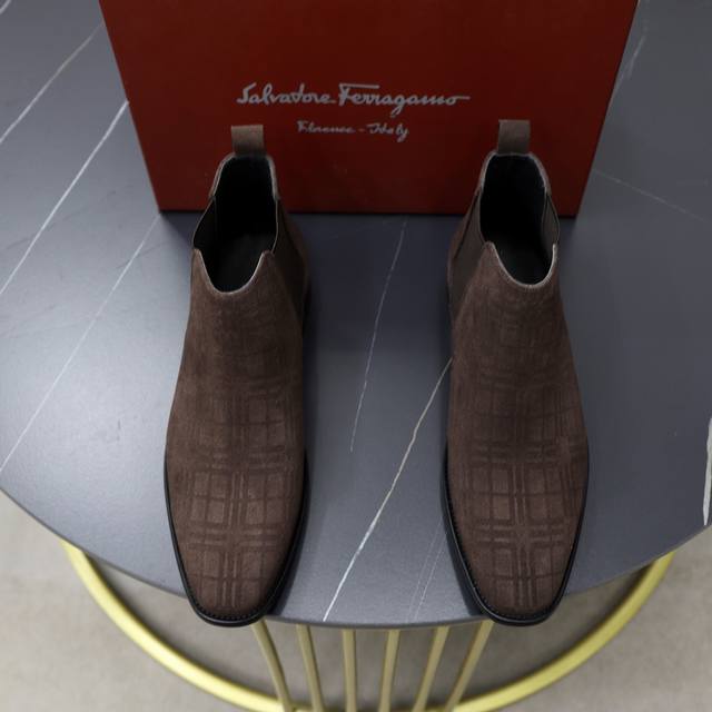 原单品质： 品牌：Ferragamo 菲拉格慕 偏大一码：男码38–44 45定做 等级：官网同款 高端男鞋 材料：原版牛皮 牛皮内里、原版大底 款式类别：切尔