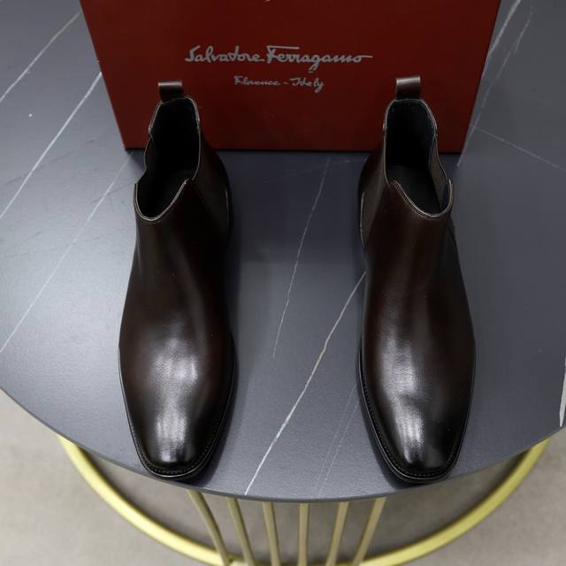 原单品质： 品牌：Ferragamo 菲拉格慕 偏大一码：男码38–44 45定做 等级：官网同款 高端男鞋 材料：原版牛皮 牛皮内里、原版大底 款式类别：切尔