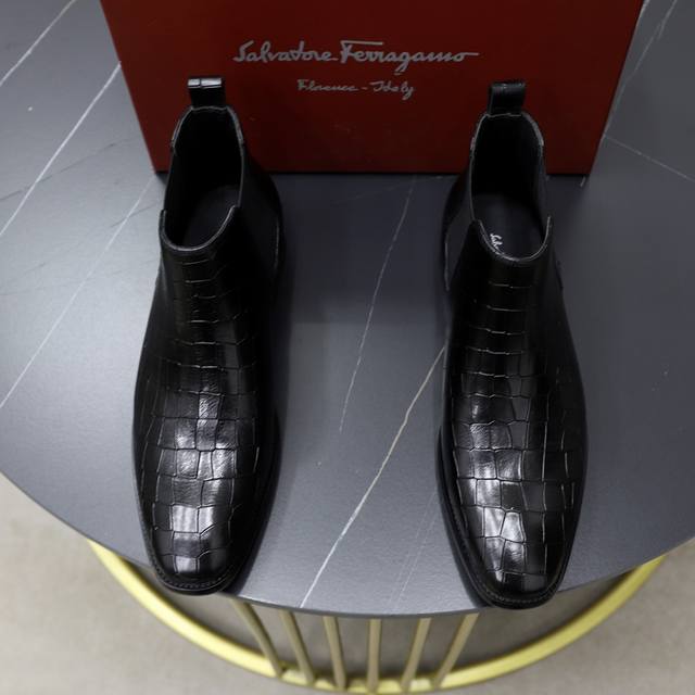 原单品质： 品牌：Ferragamo 菲拉格慕 偏大一码：男码38–44 45定做 等级：官网同款 高端男鞋 材料：原版牛皮 牛皮内里、原版大底 款式类别：切尔