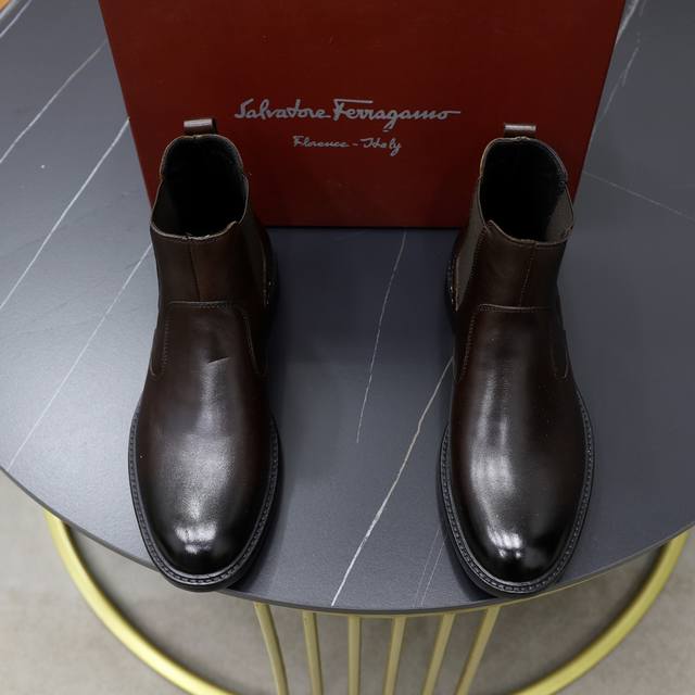 原单品质： 品牌：Ferragamo 菲拉格慕 偏大一码：男码38–44 45定做 等级：官网同款 高端男鞋 材料：原版牛皮 牛皮内里、原版大底 款式类别：切尔