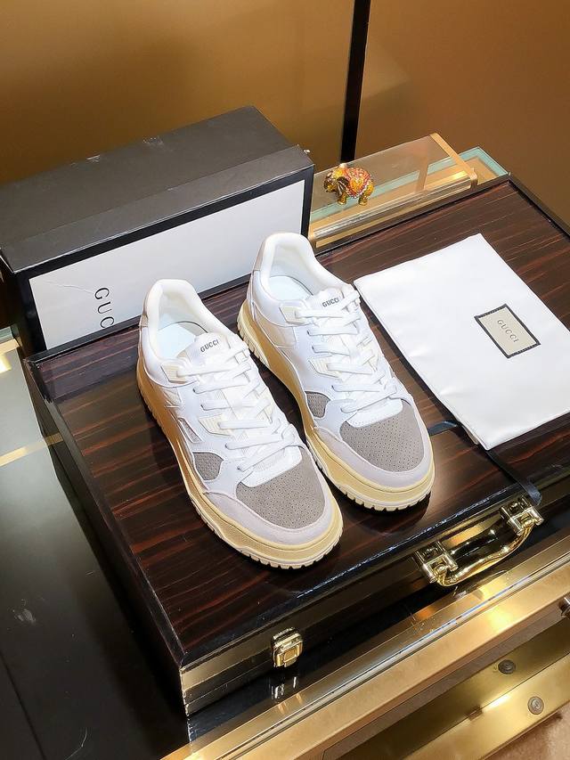 商品名称：Gucci 古驰 正规码数: 38-44 休闲鞋 商品材料：精选 牛皮鞋面，柔软羊皮内里；原厂大底。