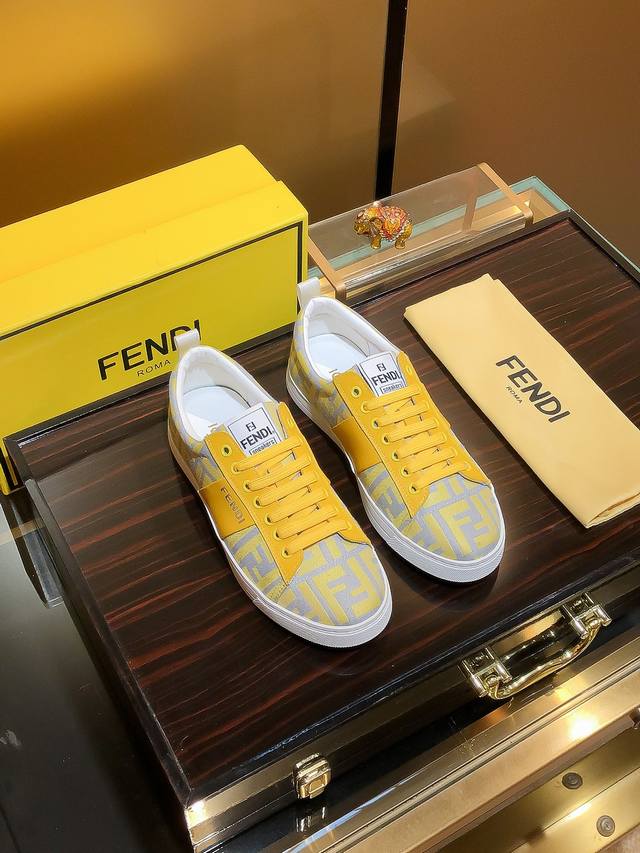 商品名称：Fendi 芬迪 正规码数: 38-44 休闲鞋 商品材料：精选 牛皮鞋面，柔软羊皮内里；原厂大底。