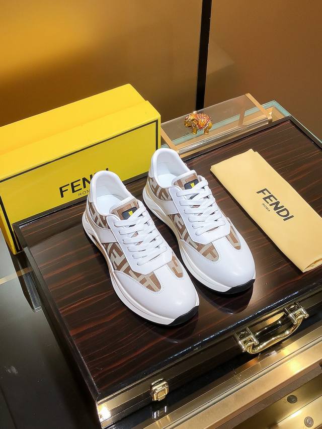 商品名称：Fendi 芬迪 正规码数: 38-44 休闲鞋 商品材料：精选 牛皮鞋面，柔软羊皮内里；原厂大底。