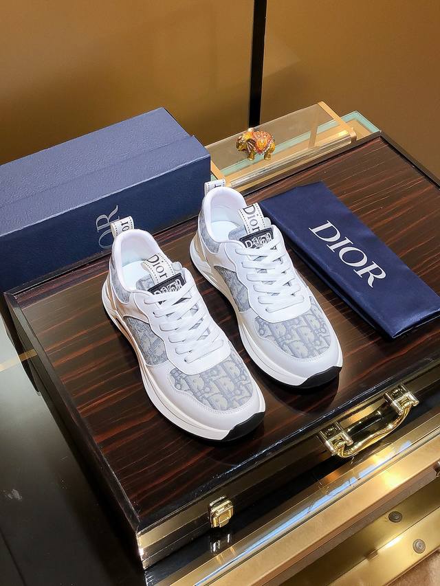 商品名称：Dior 迪奥 正规码数: 38-44 休闲鞋 商品材料：精选 牛皮鞋面，柔软羊皮内里；原厂大底。