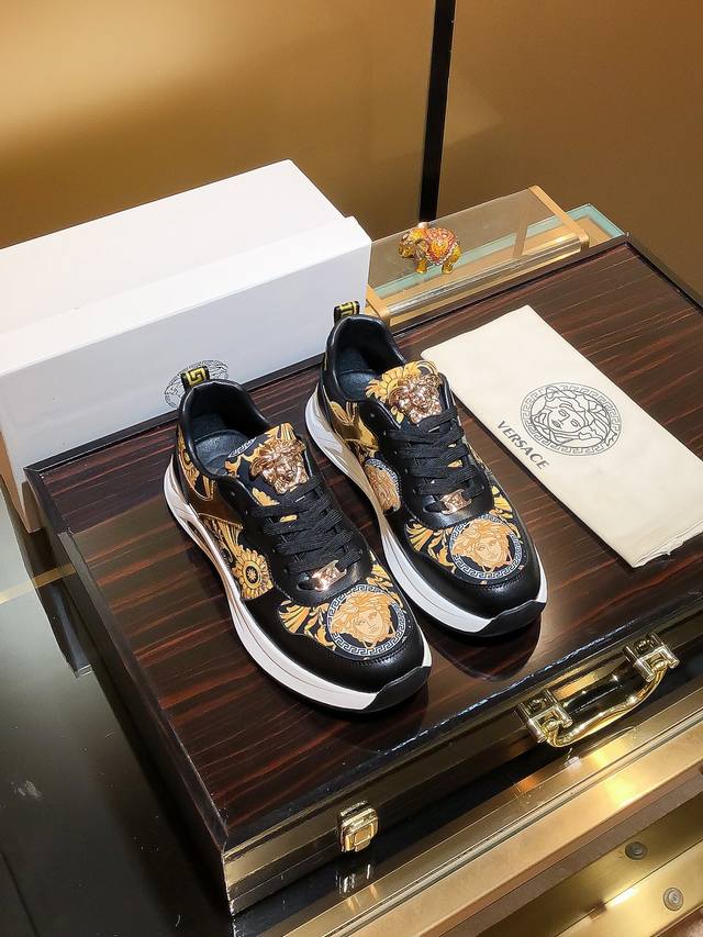 商品名称：Versace 范思哲 正规码数: 38-44 高帮鞋 商品材料：精选 牛皮鞋面，柔软羊皮内里；原厂大底。