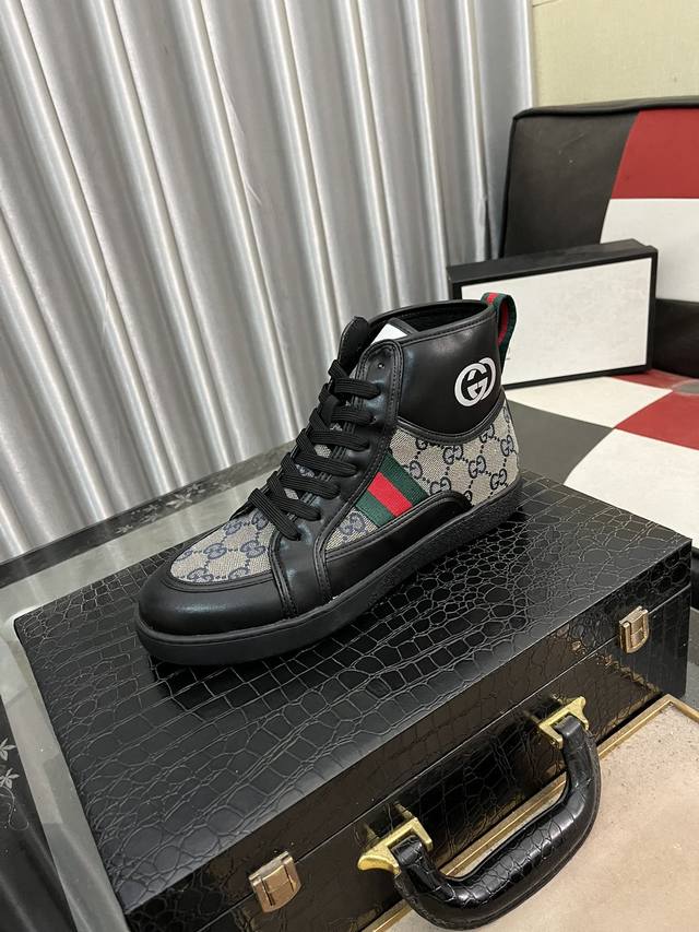 出厂价： Gucci 古奇官网男士休闲鞋同步款，鞋面选用牛皮配进口新品牌元素 古奇，彰显不俗的气息，设计简约套脚款型 超级百搭 内里皮，！码数38-442色可选