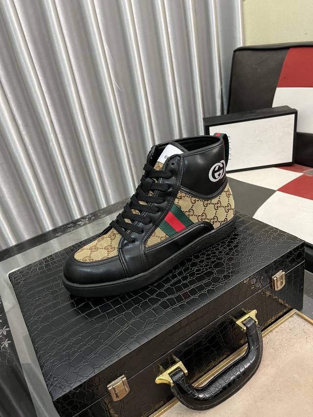 出厂价： Gucci 古奇官网男士休闲鞋同步款，鞋面选用牛皮配进口新品牌元素 古奇，彰显不俗的气息，设计简约套脚款型 超级百搭 内里皮，！码数38-442色可选