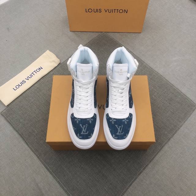 Louis Vuitton 路易威登官网最新运动休闲靴款，香港专柜同步，官网1：1打造鞋面采用进口优质牛皮搭配原版monogram面料沉稳的色调衬映男士的内敛雅