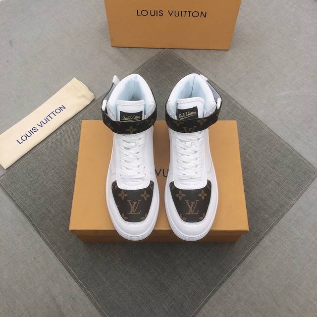 Louis Vuitton 路易威登官网最新运动休闲靴款，香港专柜同步，官网1：1打造鞋面采用进口优质牛皮搭配原版monogram面料沉稳的色调衬映男士的内敛雅