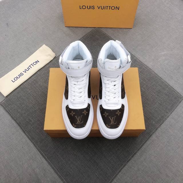 Louis Vuitton 路易威登官网最新运动休闲靴款，香港专柜同步，官网1：1打造鞋面采用进口优质牛皮搭配原版monogram面料沉稳的色调衬映男士的内敛雅