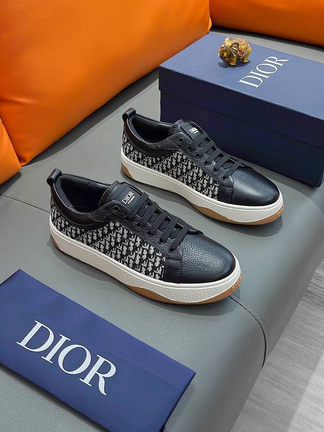 商品名称：Dior 迪奥 正规码数: 38-44 休闲鞋 商品材料：精选 牛皮鞋面，柔软羊皮内里；原厂大底。