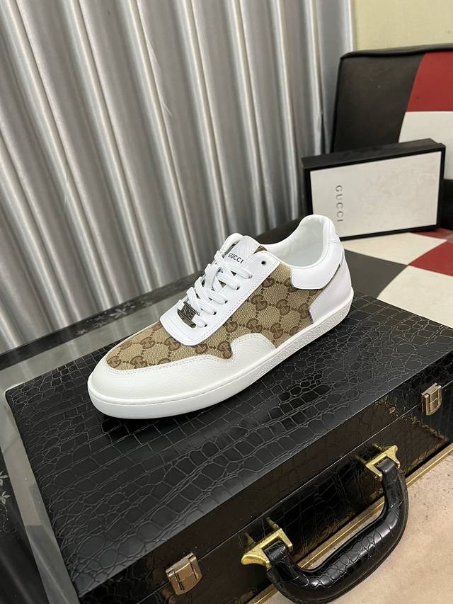 出厂价： 古奇gucci 男士经典新品休闲小白鞋，男款潮牌，鞋面采用牛皮+品牌电绣logo，羊皮内里，耐磨橡胶大底，潮男必备网红同款小白鞋，码数：38-442色