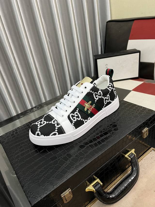 出厂价： 古奇gucci* 最新爆款休闲鞋，顶端品牌奢侈～代购，顶级～质量。鞋面選用进口透气织网搭配材质透气运动内里 精细做工。原版个性时尚柔软橡膠耐磨大底，码