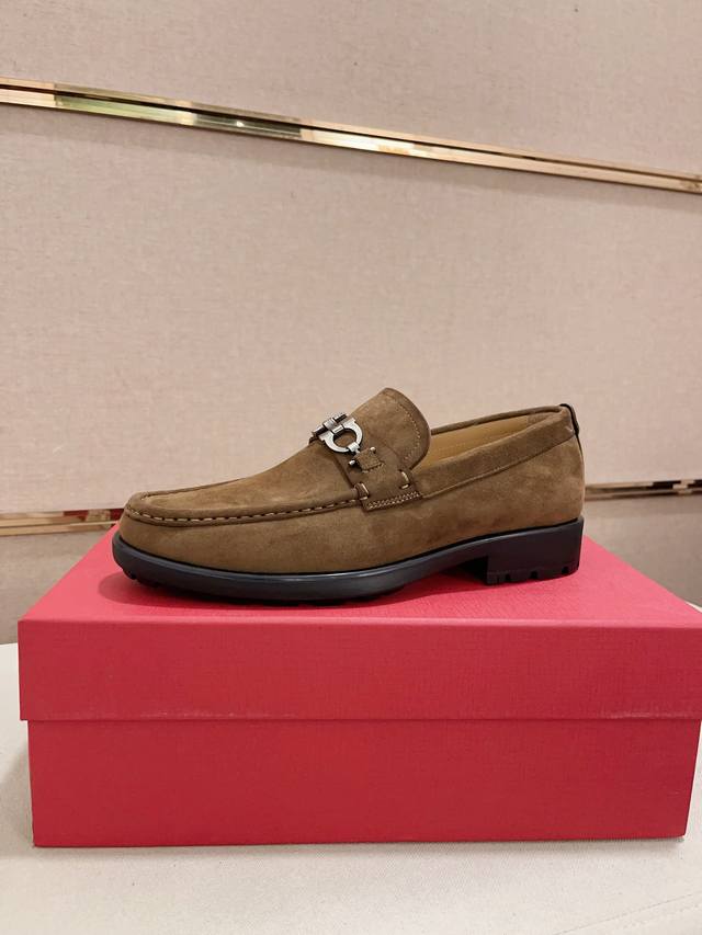 出厂价: 高版本 菲拉格慕 Ferragamo 品质！ 独家爆款现货新品上架，高品质牛鞋，高端开车鞋，配全套包装！ 材质：进口漆面牛皮+进口优质水染牛皮内里+耐