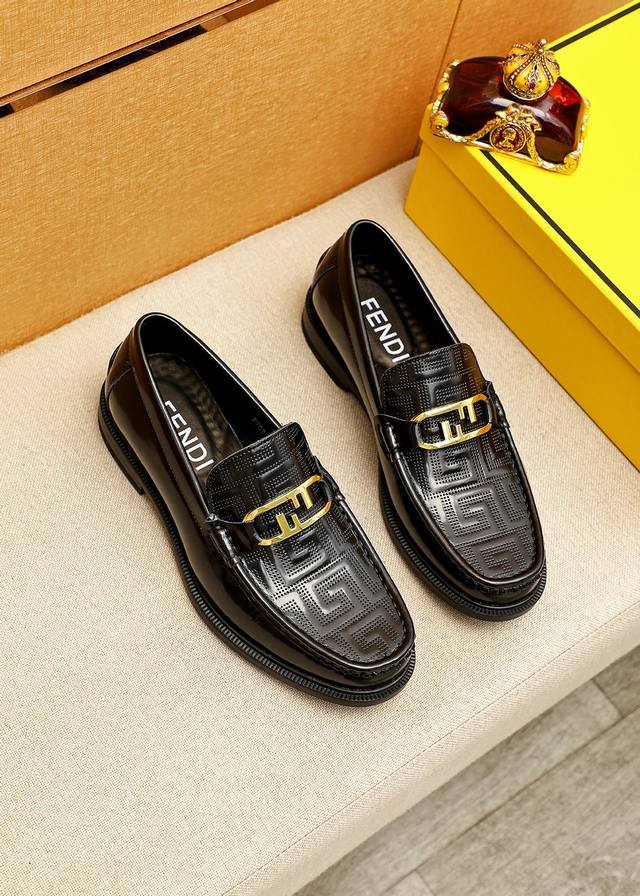 商品商标：Fendi 芬迪 休闲皮鞋 正码码数: 38-44 45订制 商品材料：精选 进口头层小牛皮压花鞋面+奢华五金扣，进口牛内里。强烈立体视觉效果，橡胶大