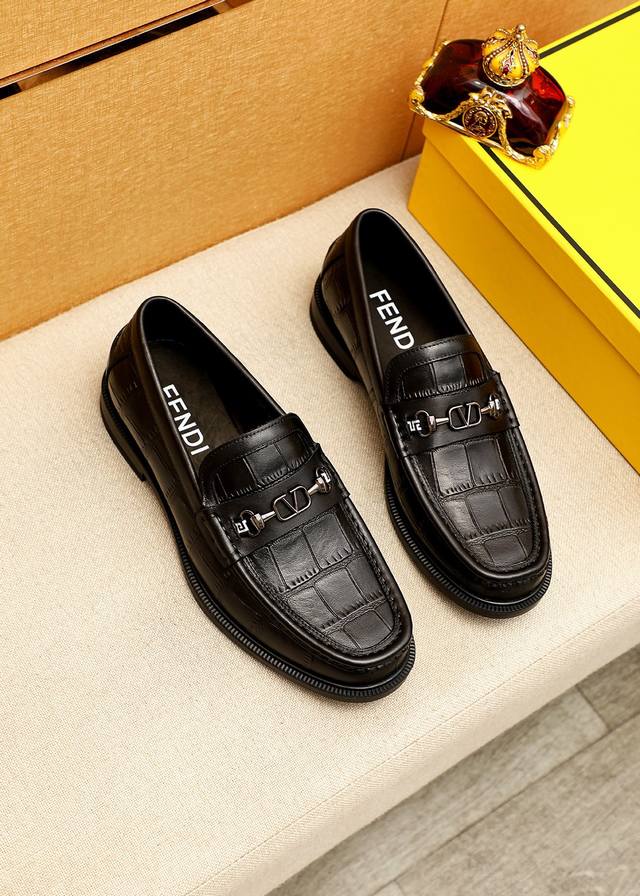 商品商标：Fendi 芬迪 休闲皮鞋 正码码数: 38-44 45订制 商品材料：精选 进口头层小牛皮压花鞋面+奢华五金扣，进口牛内里。强烈立体视觉效果，橡胶大