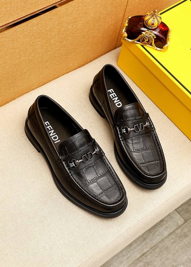 商品商标：Fendi 芬迪 休闲皮鞋 正码码数: 38-44 45订制 商品材料：精选 进口头层小牛皮压花鞋面+奢华五金扣，进口牛内里。强烈立体视觉效果，橡胶大