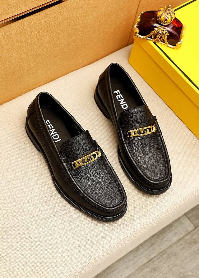 商品商标：Fendi 芬迪 休闲皮鞋 正码码数: 38-44 45订制 商品材料：精选 进口头层荔枝纹牛皮鞋面+奢华五金扣，进口牛内里。强烈立体视觉效果，橡胶大