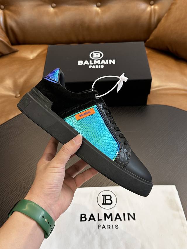 Balmain巴尔曼b-Skate运动鞋 B-Skate 多材质拼接撞色运动鞋 ，鞋面饰有黑色鞋带，皮革拼接鞋舌点缀 Balmain 徽标， Tpu 鞋底饰有同