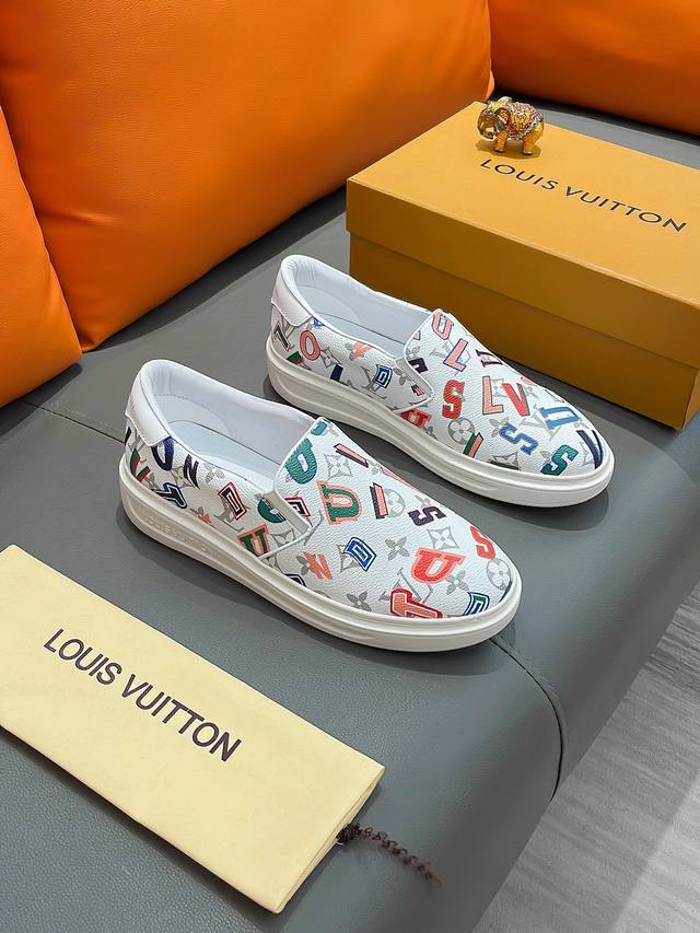 商品名称：Louis Vuitton 路易 威登 正规码数: 38-44 套脚鞋 商品材料：精选 牛皮鞋面，柔软羊皮内里；原厂大底。