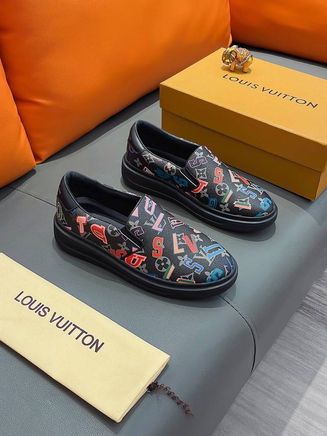 商品名称：Louis Vuitton 路易 威登 正规码数: 38-44 套脚鞋 商品材料：精选 牛皮鞋面，柔软羊皮内里；原厂大底。