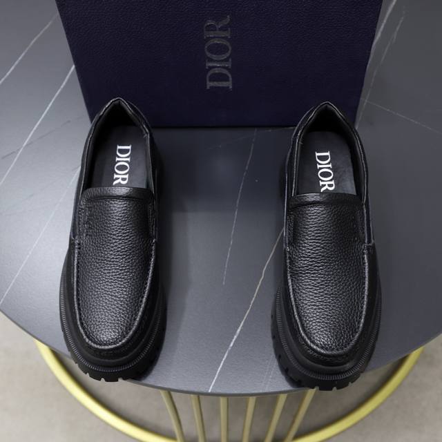 出厂价： 牛里 品牌：迪奥dior 标准码：38 44 45定制 等级：官网同款 材料：原版进口牛皮面料 牛皮内里 轻便耐磨大底 款式类别：男士时尚休闲鞋 尊贵