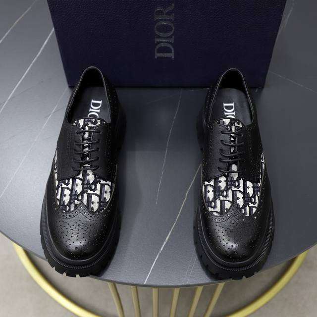 出厂价： 牛里 品牌：迪奥dior 标准码：38 44 45定制 等级：官网同款 材料：原版进口牛皮面料 牛皮内里 轻便耐磨大底 款式类别：男士时尚休闲鞋 尊贵