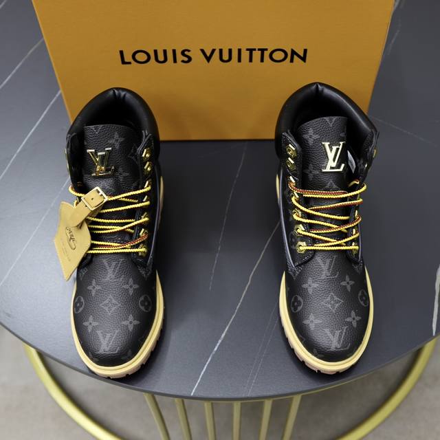 出厂价： 情侣ss秋冬新款louis Vuitton Lv高帮 Lv 这一季的真的太香了～ 原本皮料，Lv点缀， 细节 高级感直接拉满上脚无敌帅气～ 好穿踢不烂