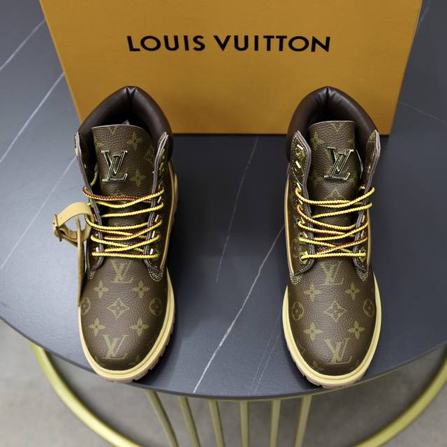 出厂价： 情侣ss秋冬新款louis Vuitton Lv高帮 Lv 这一季的真的太香了～ 原本皮料，Lv点缀， 细节 高级感直接拉满上脚无敌帅气～ 好穿踢不烂