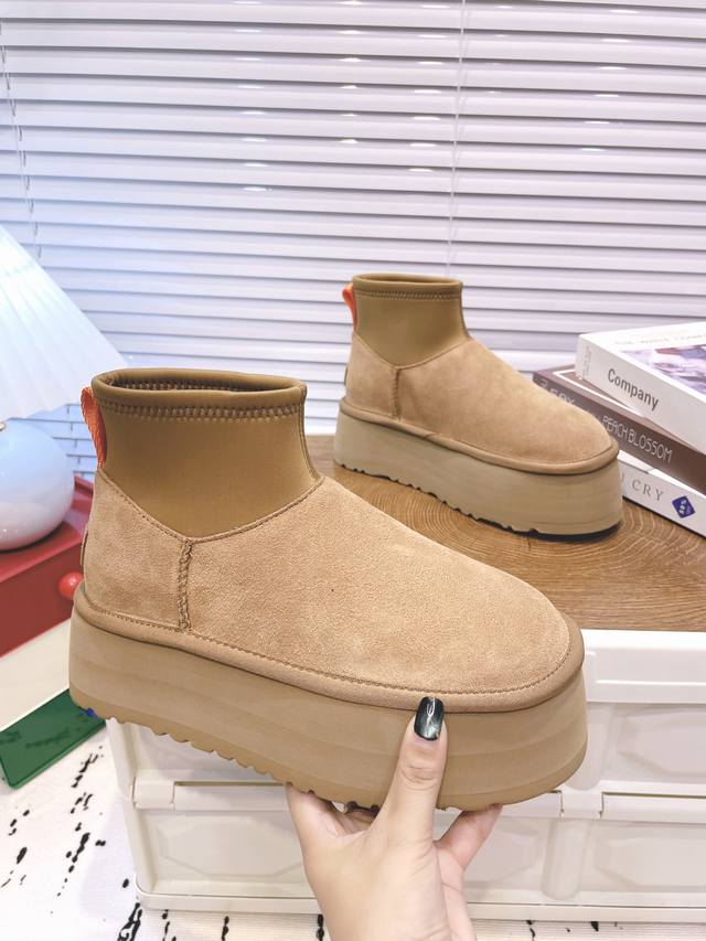 Ugg P: 女款size：35-40 Ugg秋冬新款经典迷你迪普靴 厚底铅笔弹力靴 羊毛配氯丁弹力筒 雪地靴 保暖舒适 厚底设计增高显瘦 时髦又洋气 轻松拉长