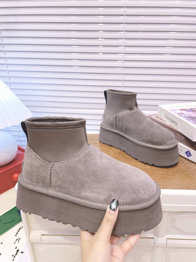 Ugg P: 女款size：35-40 Ugg秋冬新款经典迷你迪普靴 厚底铅笔弹力靴 羊毛配氯丁弹力筒 雪地靴 保暖舒适 厚底设计增高显瘦 时髦又洋气 轻松拉长