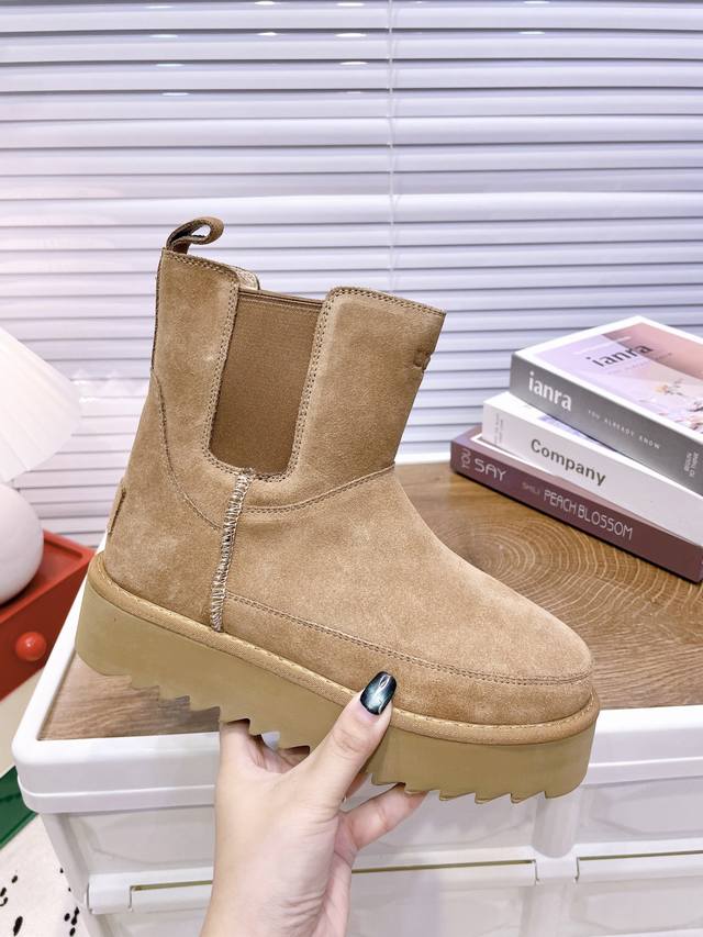 Ugg P: 女款size：35-40 Ugg女神必备-厚底松紧鞋上线啦 Ugg秋冬新款四叶草厚底鞋上市 颜色：咖啡色，四叶草绿， 经典栗色 黑色 鞋底厚5.5