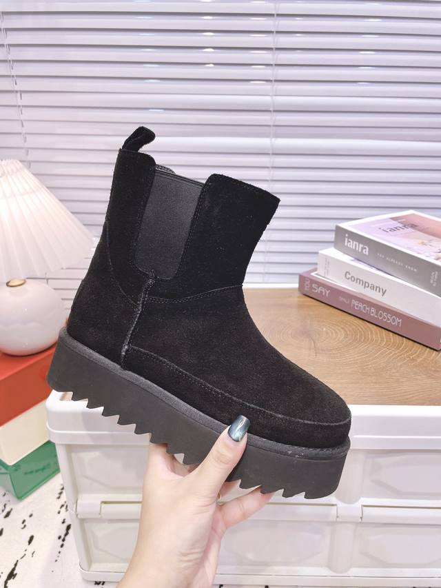 Ugg P: 女款size：35-40 Ugg女神必备-厚底松紧鞋上线啦 Ugg秋冬新款四叶草厚底鞋上市 颜色：咖啡色，四叶草绿， 经典栗色 黑色 鞋底厚5.5