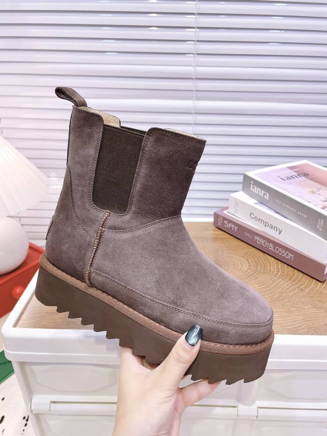 Ugg P: 女款size：35-40 Ugg女神必备-厚底松紧鞋上线啦 Ugg秋冬新款四叶草厚底鞋上市 颜色：咖啡色，四叶草绿， 经典栗色 黑色 鞋底厚5.5