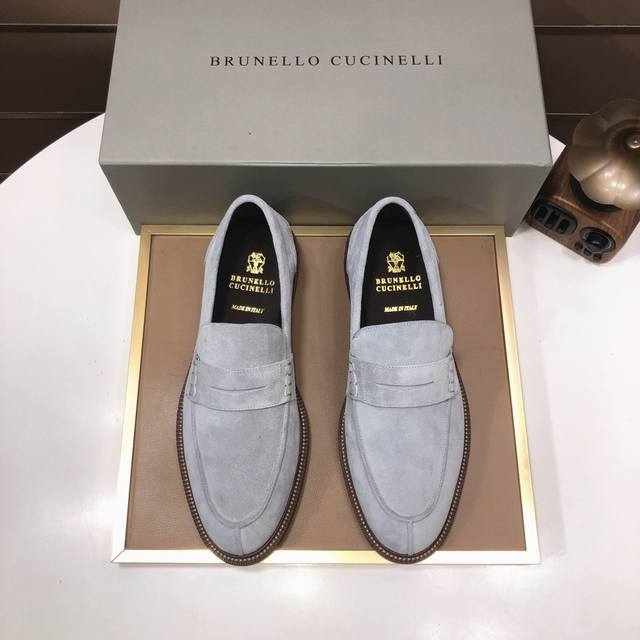 工厂 新款brunello Cucinelli男士休闲套脚乐福鞋 官网同步发售.这款bc不退潮感的胶底 小牛皮具有超柔软粒纹和怡人触感的特色。橡胶大底 内里垫脚