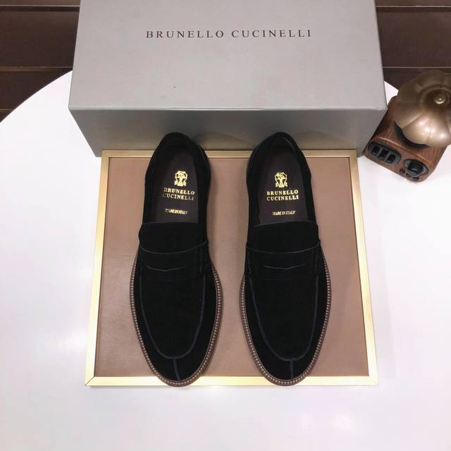 工厂 新款brunello Cucinelli男士休闲套脚乐福鞋 官网同步发售.这款bc不退潮感的胶底 小牛皮具有超柔软粒纹和怡人触感的特色。橡胶大底 内里垫脚