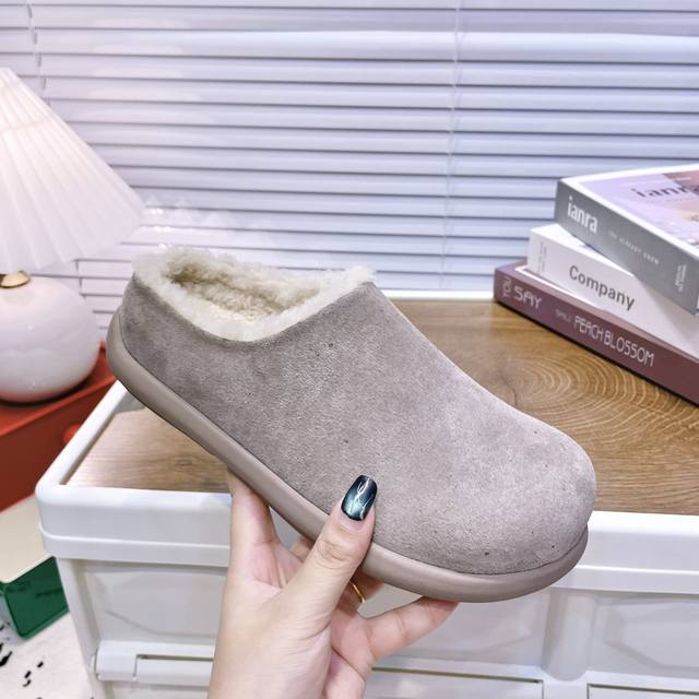 Ugg P: 女款size：35-40 Ugg可爱小土豆雪地靴拖鞋 韩里韩气 羊卷毛 穆勒拖 慵懒随性的代表 上脚好看且百搭 颜色：栗色 羚羊棕 香槟棕