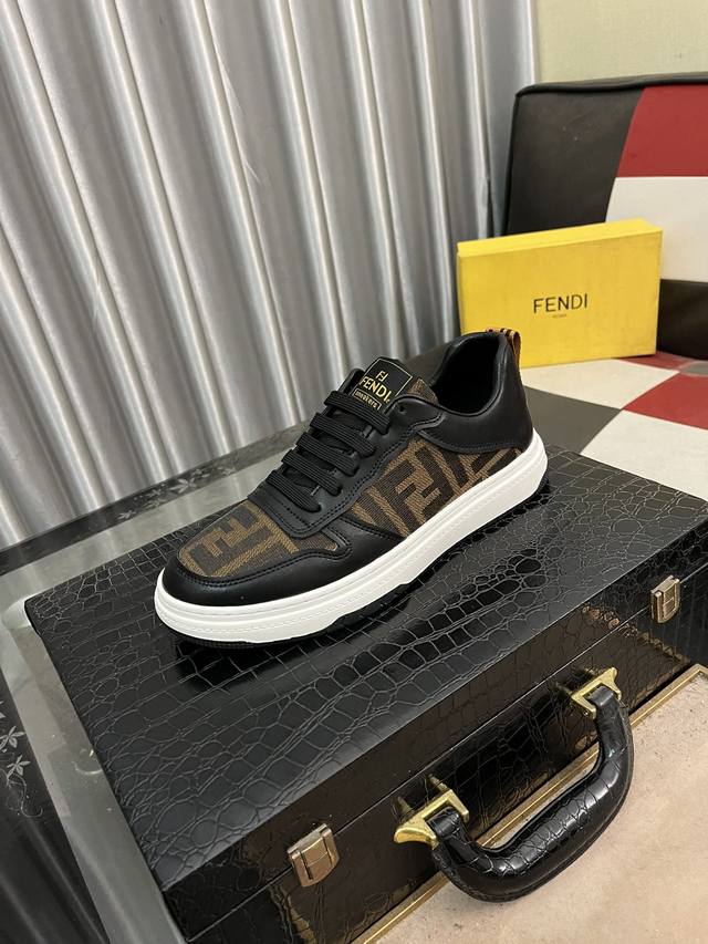 出厂价： Fendi 芬迪 男士最新款休闲鞋！专柜同步上市！原版一比一复刻。全进口头层小牛皮制面，内里采用头层水染牛皮，原版原厂特供橡胶大底。引领时尚新概念。配