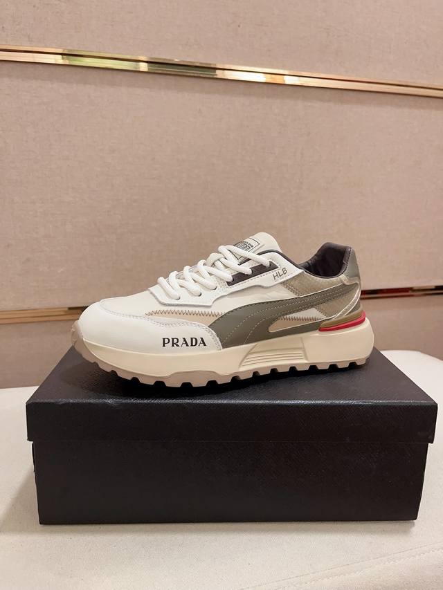 工厂价: Prada～普拉达 潮流新款上市 官网同款 专柜品质 原版搭配 精选头层小牛皮面料。舒适透气羊皮内里 做工精细 用料上层 100%纯牛皮打造 原版楦型