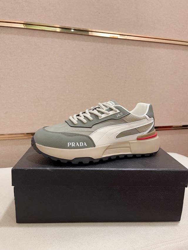 工厂价: Prada～普拉达 潮流新款上市 官网同款 专柜品质 原版搭配 精选头层小牛皮面料。舒适透气羊皮内里 做工精细 用料上层 100%纯牛皮打造 原版楦型