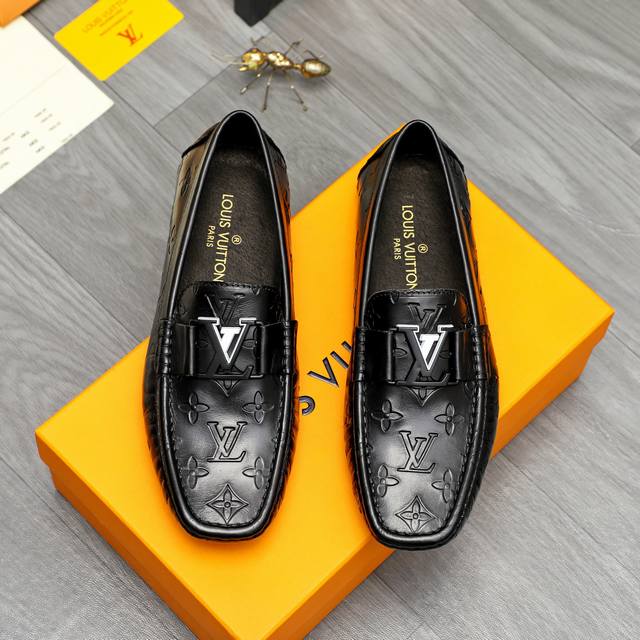 商品商标：Louis Vuitton 路易威登 休闲套脚鞋 正码码数: 38-45 商品材料：精选 牛皮压纹鞋面 猪皮内里 橡胶大底