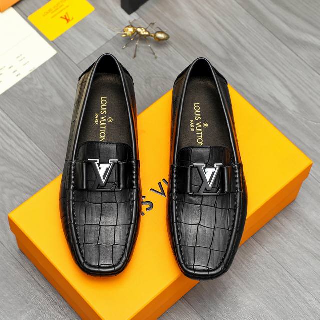 商品商标：Louis Vuitton 路易威登 休闲套脚鞋 正码码数: 38-45 商品材料：精选 牛皮石头纹鞋面 猪皮内里 橡胶大底