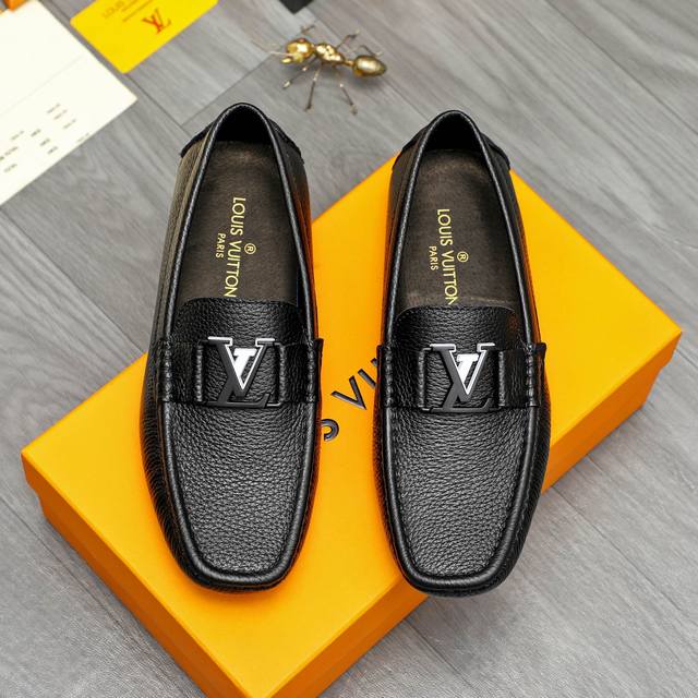 商品商标：Louis Vuitton 路易威登 休闲套脚鞋 正码码数: 38-45 商品材料：精选 荔纹牛皮鞋面 猪皮内里 橡胶大底