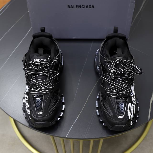 出厂价： 巴黎是家3代系列 Balenciag*A Track 低帮老爹鞋 做旧黑色涂鸦 知名巴黎大厂出品 原装大盒 从里到外 一切百分百还原zp配置 细节品质