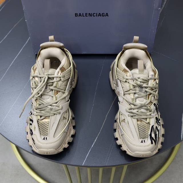 出厂价： 巴黎是家3代系列 Balenciag*A Track 低帮老爹鞋 做旧黑色涂鸦 知名巴黎大厂出品 原装大盒 从里到外 一切百分百还原zp配置 细节品质