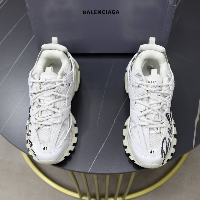 出厂价： 巴黎是家3代系列 Balenciag*A Track 低帮老爹鞋 做旧黑色涂鸦 知名巴黎大厂出品 原装大盒 从里到外 一切百分百还原zp配置 细节品质