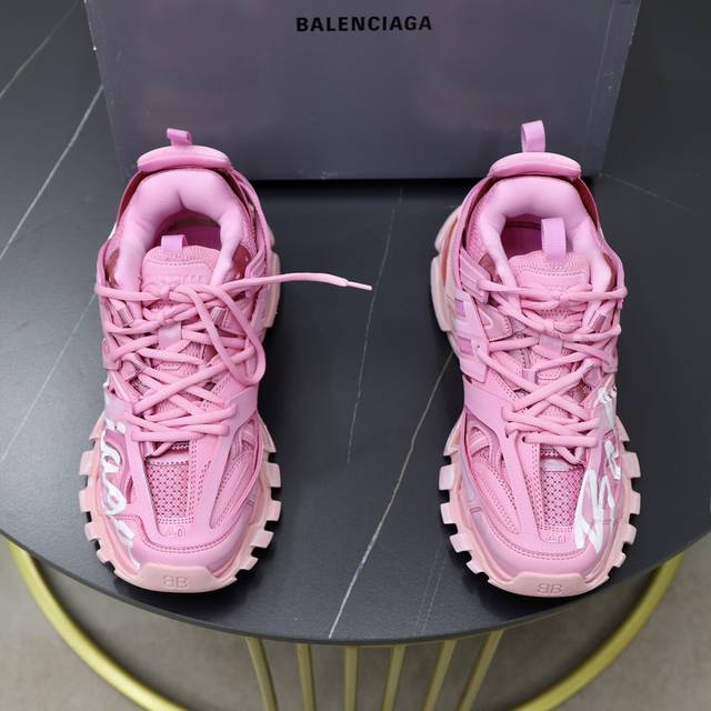 出厂价： 巴黎是家3代系列 Balenciag*A Track 低帮老爹鞋 做旧黑色涂鸦 知名巴黎大厂出品 原装大盒 从里到外 一切百分百还原zp配置 细节品质