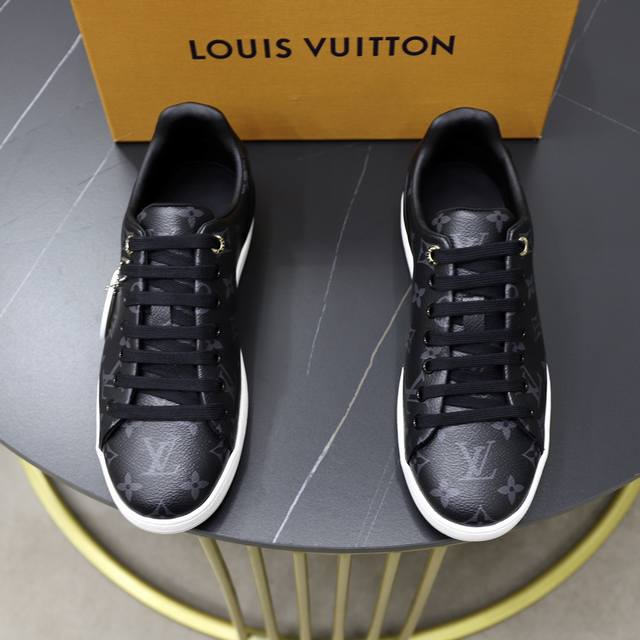 出厂价： 顶级原单 品牌： Louis Vuitton Lv.路易威登 材质： 原工厂牛皮材料 1：1原板大底 舒适内里 款式类型：休闲运动 板鞋 等级：专柜品