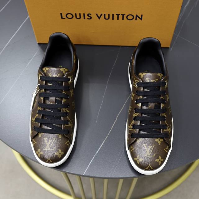 出厂价： 顶级原单 品牌： Louis Vuitton Lv.路易威登 材质： 原工厂牛皮材料 1：1原板大底 舒适内里 款式类型：休闲运动 板鞋 等级：专柜品