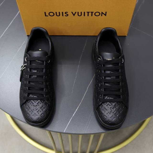 出厂价： 顶级原单 品牌： Louis Vuitton Lv.路易威登 材质： 原工厂牛皮材料 1：1原板大底 舒适内里 款式类型：休闲运动 板鞋 等级：专柜品